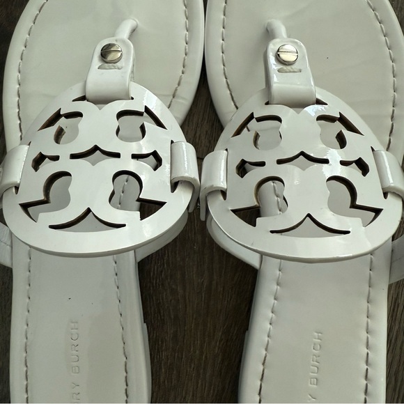 Tory Burch Miller Patent Optic White Women's Logo Designer Sandals 7 - Picture 10 of 11